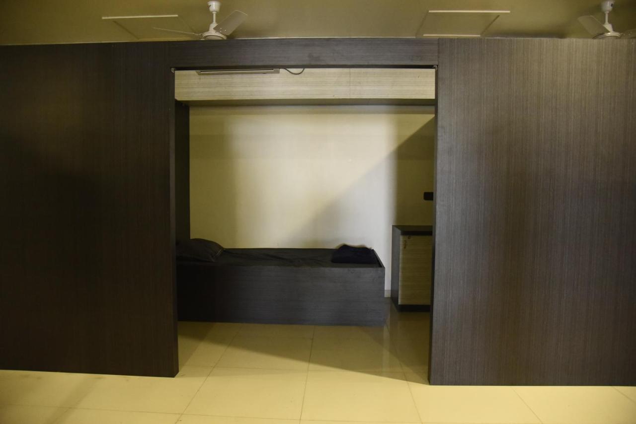 In & Out Dormitory Ahmedabad Ngoại thất bức ảnh