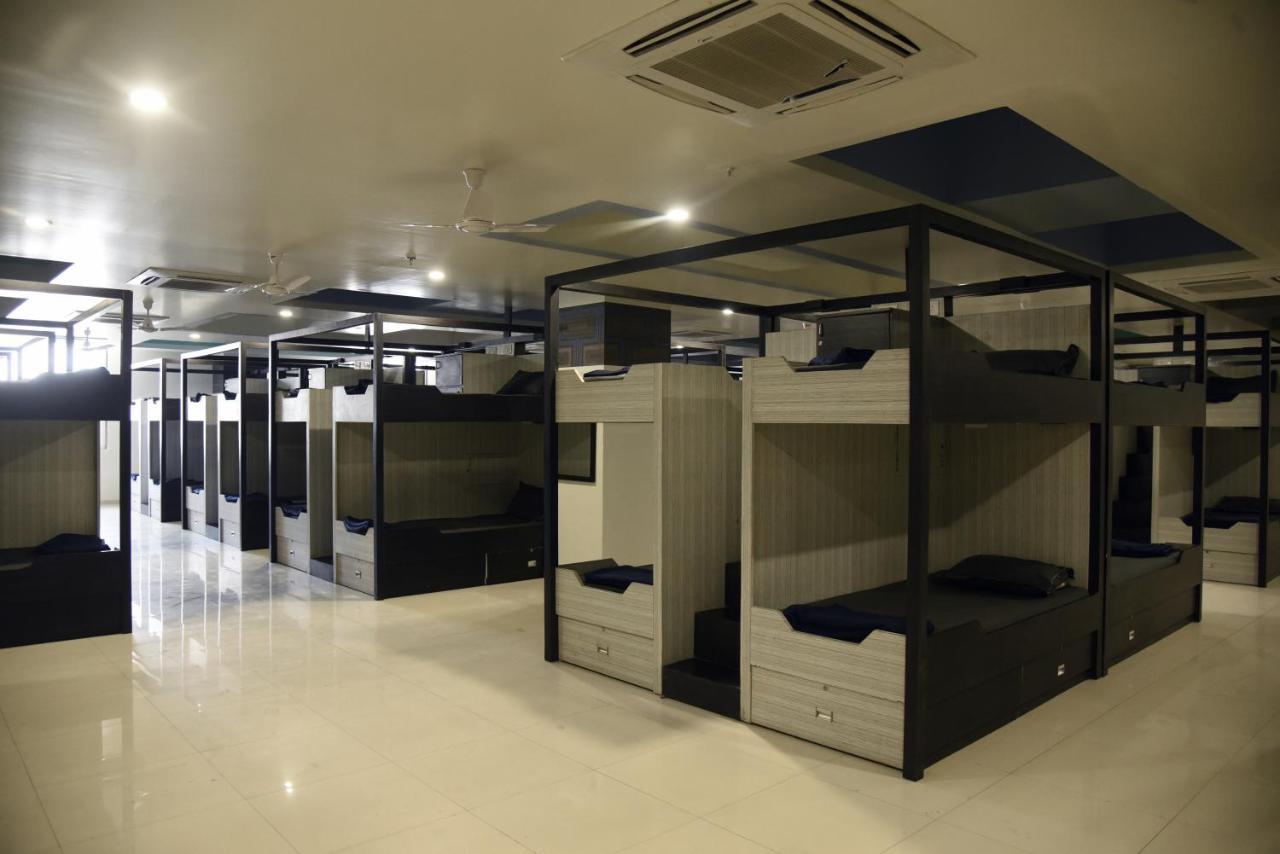 In & Out Dormitory Ahmedabad Ngoại thất bức ảnh
