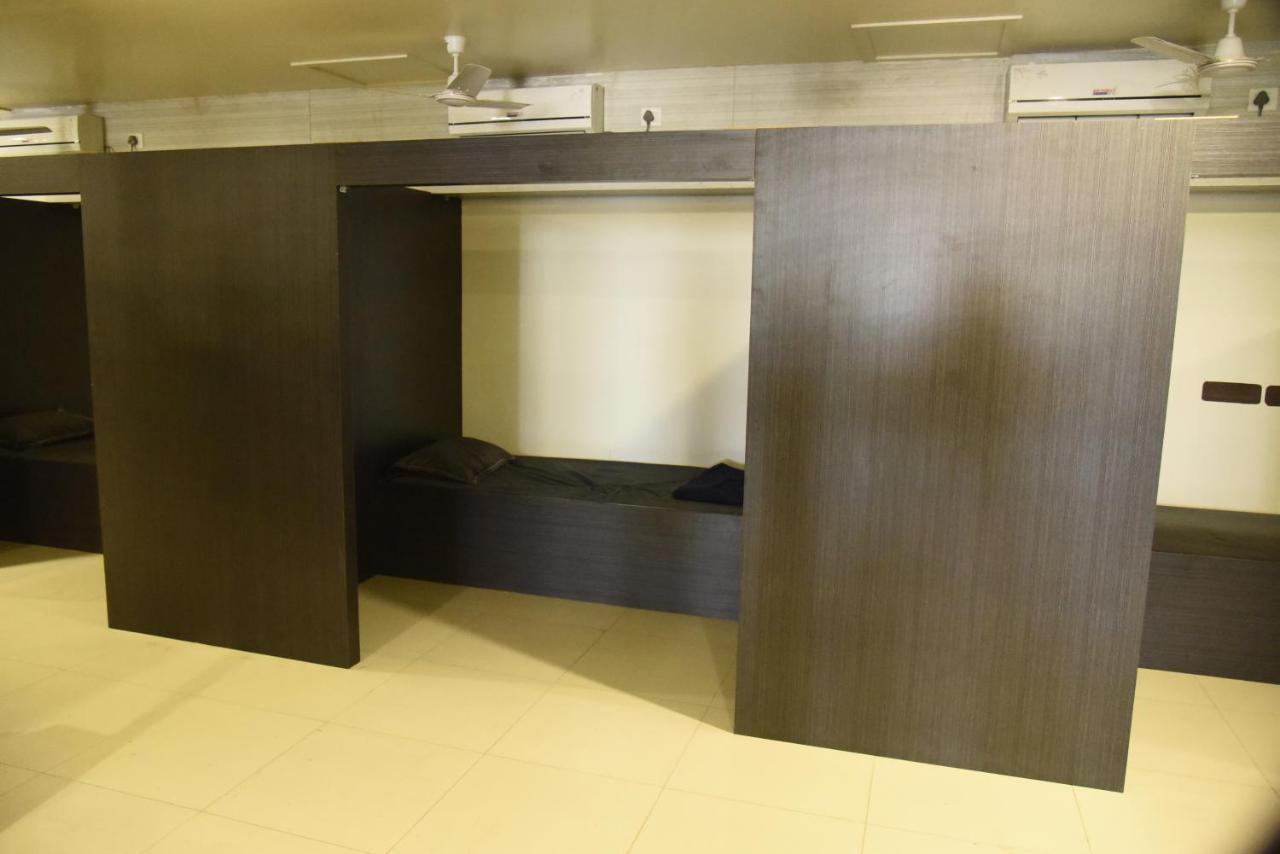 In & Out Dormitory Ahmedabad Ngoại thất bức ảnh