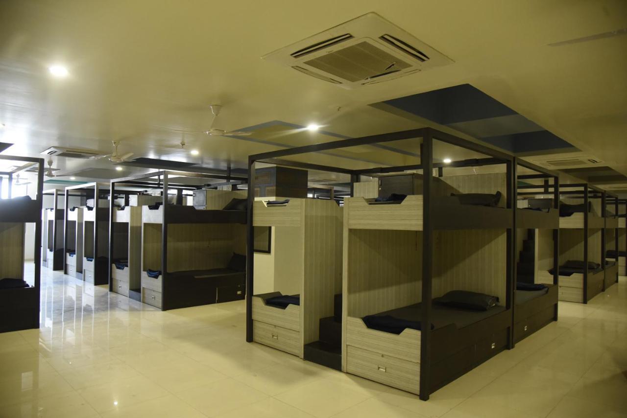 In & Out Dormitory Ahmedabad Ngoại thất bức ảnh